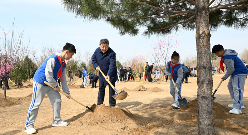 黨和國(guó)家領(lǐng)導(dǎo)人參加首都義務(wù)植樹(shù)活動(dòng)
